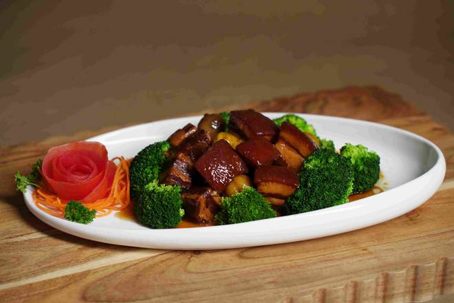 Braised Pork Belly With Quail eggs / 经典红烧肉